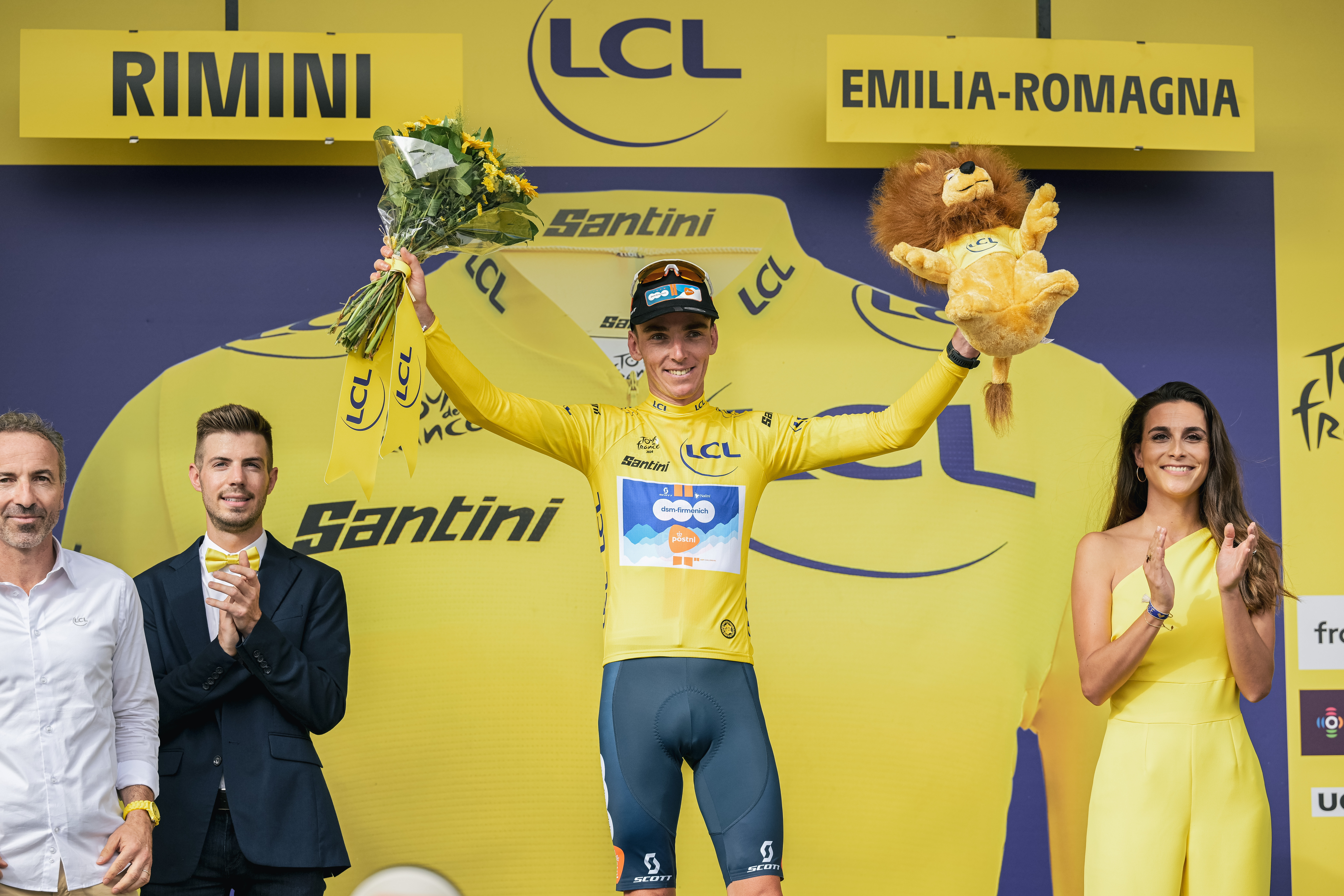 Romain Bardet avec le maillot jaune. Photo A.S.O./Charly Lopez