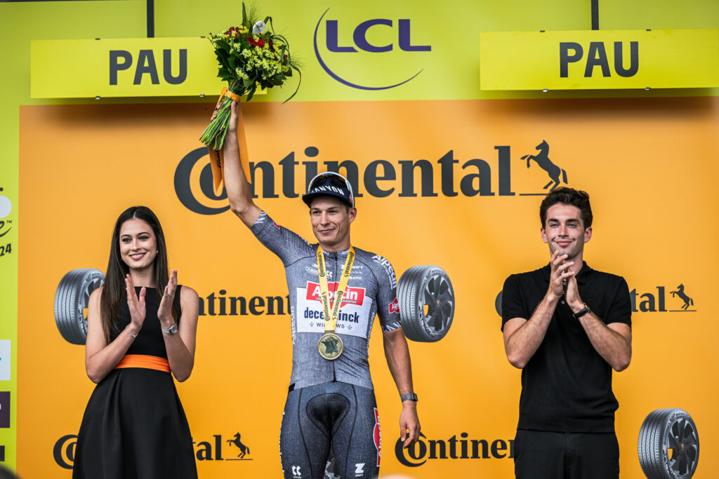 Jasper Philipsen au podium de la treizième étape. Photo A.S.O./Charly Lopez