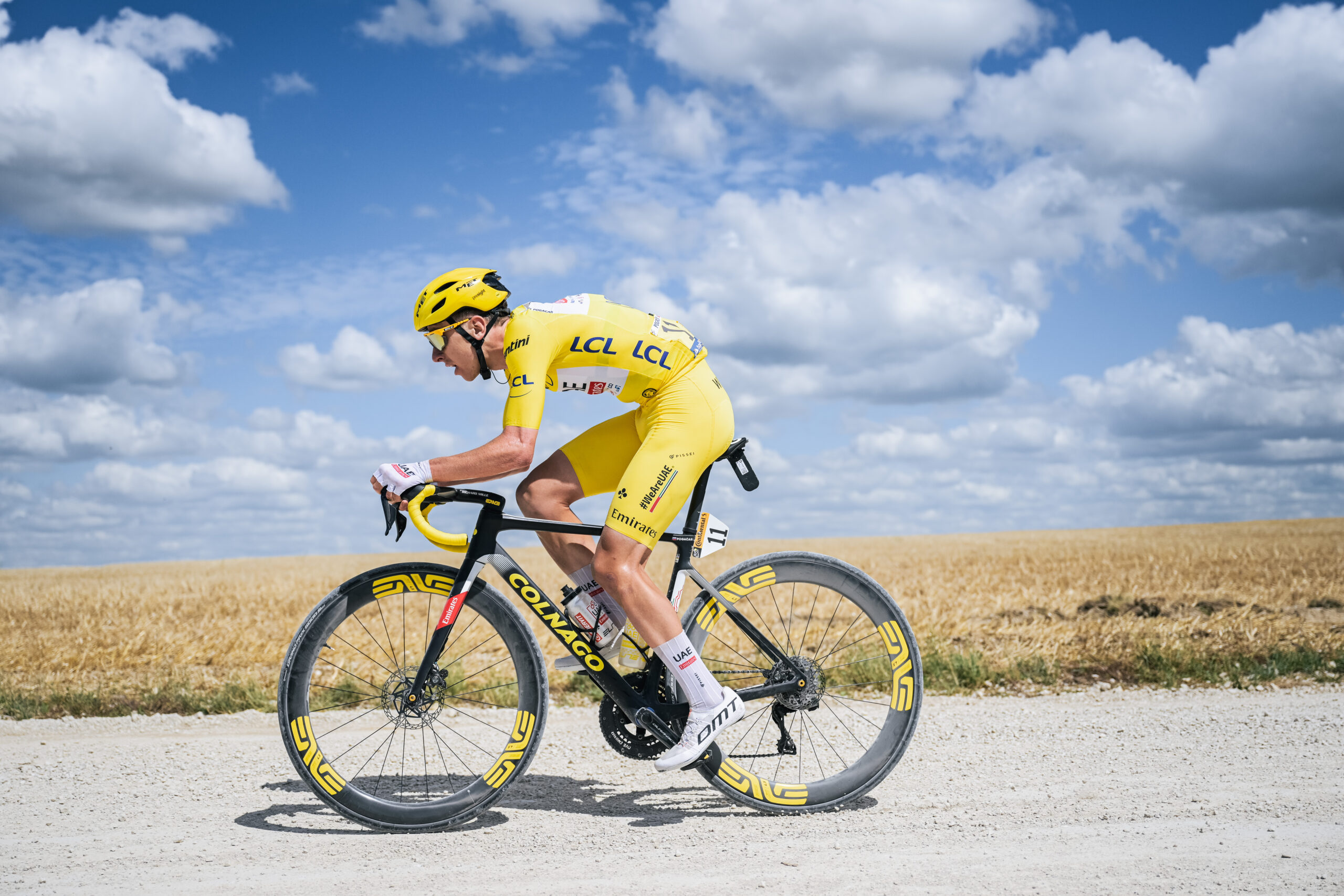 Tadej Pogacar dans les chemins blancs. Photo A.S.O./Charly Lopez